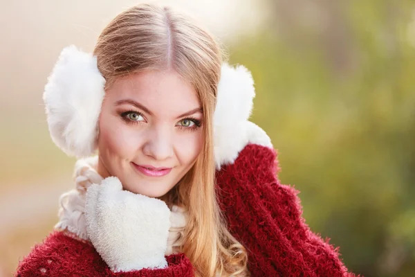 Retrato de mujer bastante sonriente en orejeras blancas . —  Fotos de Stock