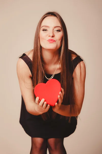 Schattig meisje met hart — Stockfoto