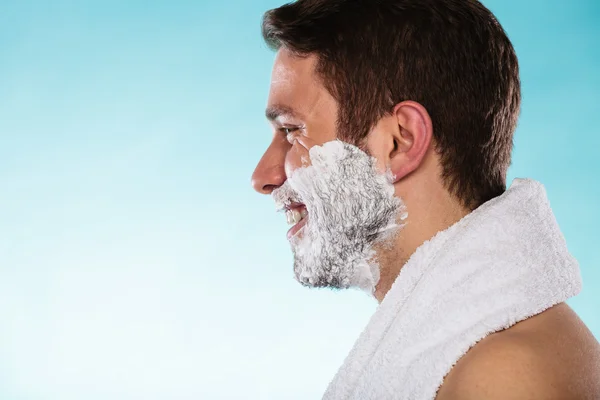 Giovane bell'uomo con schiuma di crema da barba . — Foto Stock