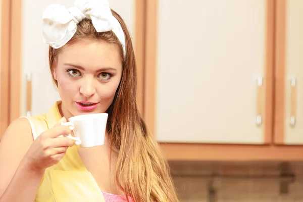 Pretty pin up girl drinking tea or coffee at home. — Stock Photo, Image