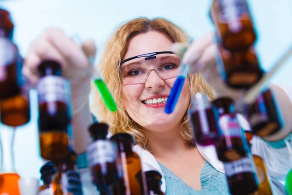 Chemiestudentin mit Glastestkolben. — Stockfoto