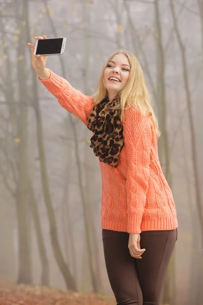 Kobieta szczęśliwa moda w parku przy selfie Zdjęcie. — Zdjęcie stockowe