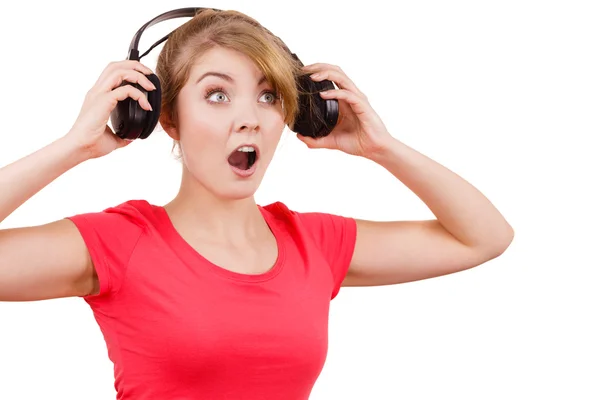 Mujer con auriculares grandes escuchando música aislada — Foto de Stock