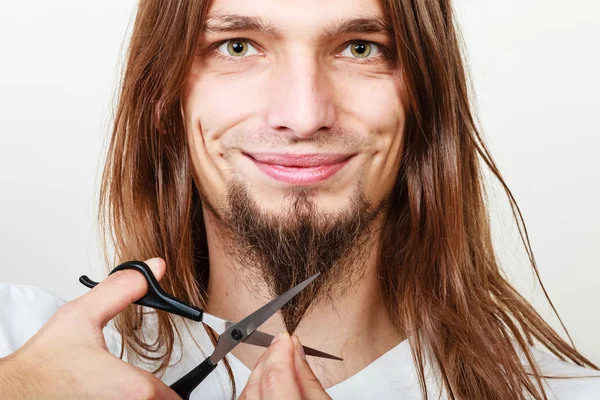 Un homme qui se coupe la barbe — Photo