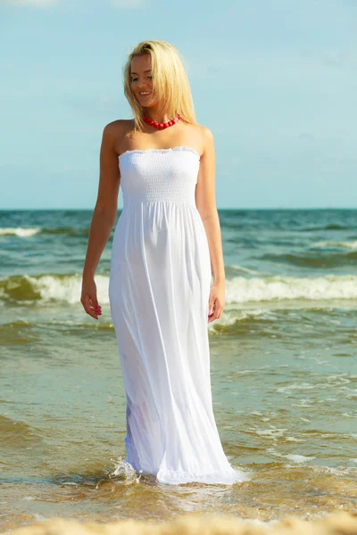 Aantrekkelijke blonde vrouw op het strand. — Stockfoto