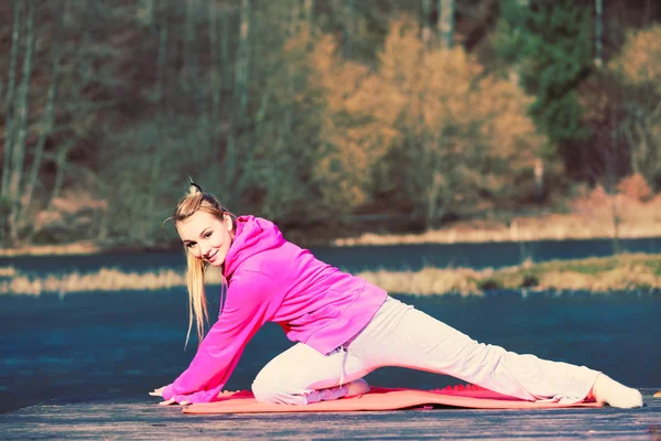 Meisje trein buiten in park. — Stockfoto