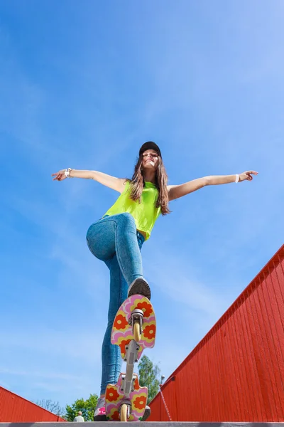 Teen girl skater reiten skateboard auf straße. — Stockfoto