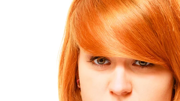 红头发的女人，在工作室中关闭. — 图库照片
