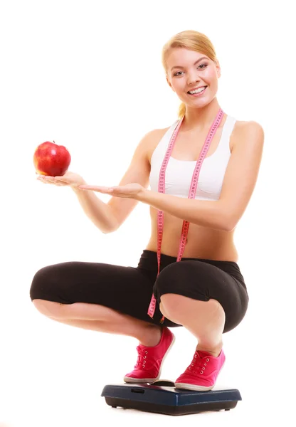 Mujer feliz pesando balanza. Nutrición saludable . —  Fotos de Stock