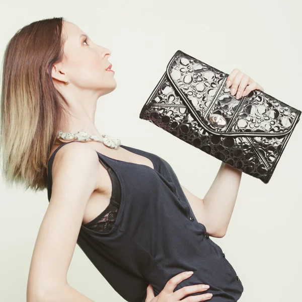 Elegancka kobieta moda ze skórzaną torebką — Zdjęcie stockowe