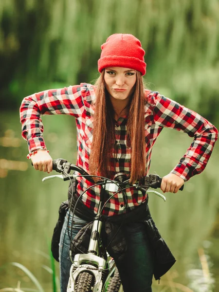 Meisje ontspannen in de herfst park met de fiets. — Stockfoto