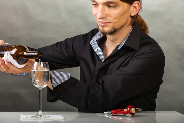 Wine steward fills glass. — Stock Photo, Image