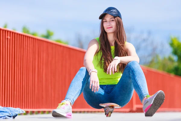 Adolescente patineuse équitation skateboard sur la rue. — Photo