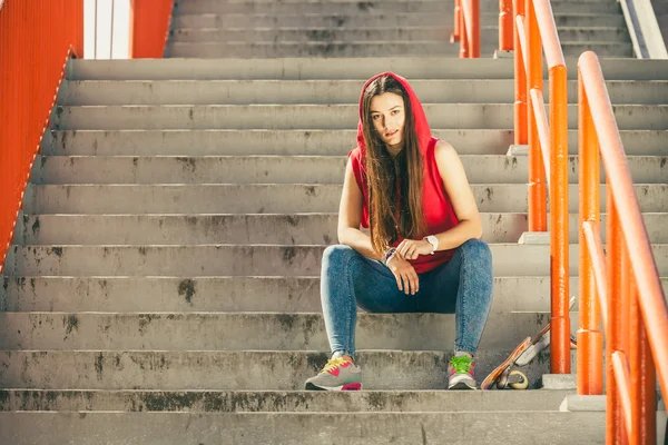 Skate-Mädchen auf Treppe mit Skateboard. — Stockfoto