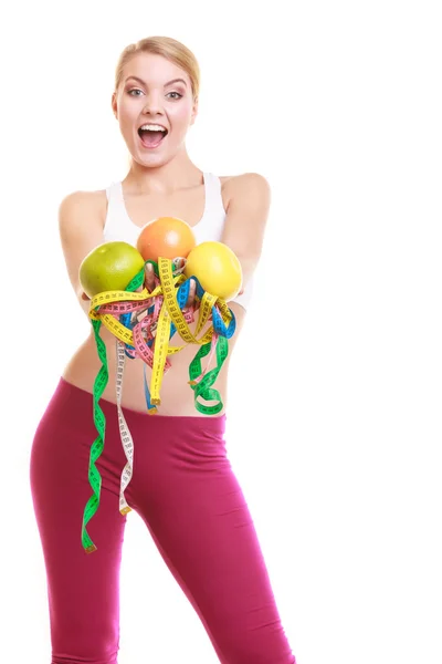 Mulher feliz segurando toranjas e medidas de fita . — Fotografia de Stock