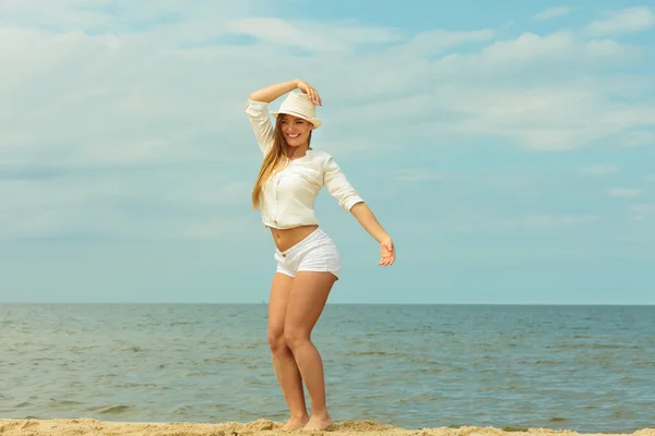 Jovem menina alegre na praia . — Fotografia de Stock