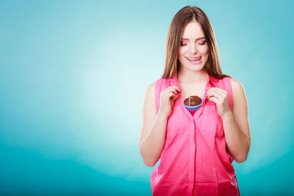 Rolig kvinna håller chokladkaka på bröstet — Stockfoto