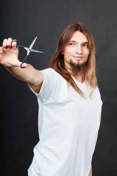 Coiffeur avec ciseaux à la main — Photo