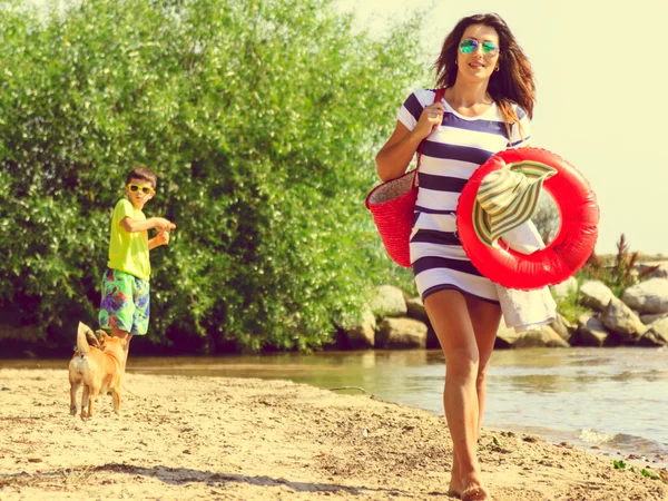 Felice spensierata passeggiata in famiglia sulla spiaggia in mare . — Foto Stock