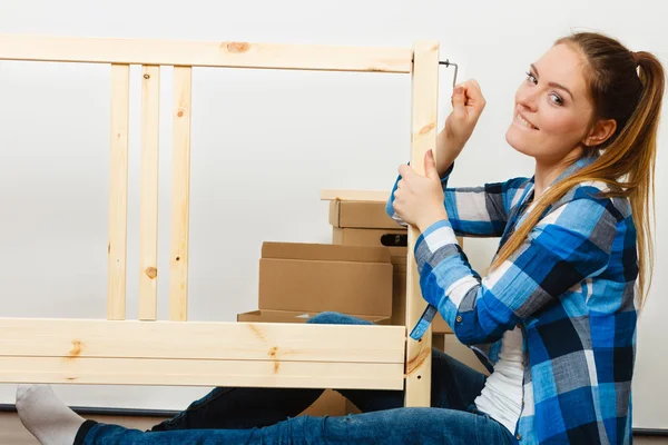 组装木制家具的女人。DIY. — 图库照片