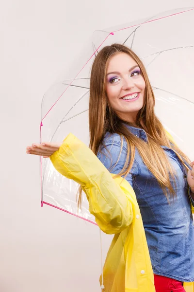 Femme en manteau imperméable avec parapluie. Prévisions — Photo