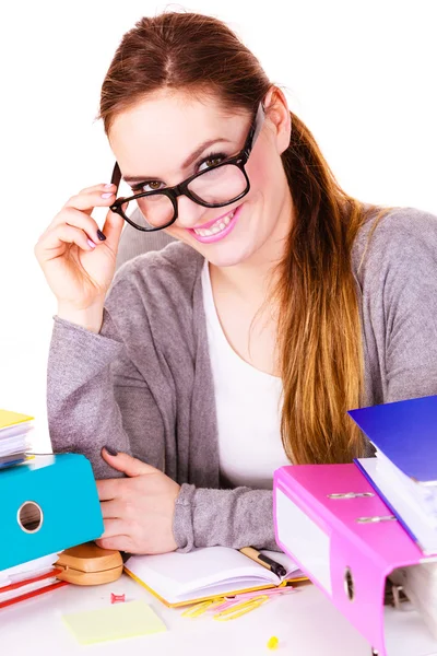 Vrouw zit op Bureau in het kantoor werken — Stockfoto