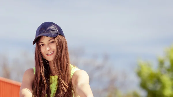 Portrait de jolie adolescente en plein air . — Photo