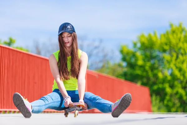Teenage κορίτσι σκέιτερ ιππασία skateboard στο δρόμο. — Φωτογραφία Αρχείου