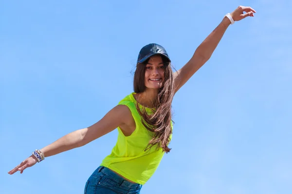 Teenager Mädchen auf blauem Himmel Hintergrund — Stockfoto