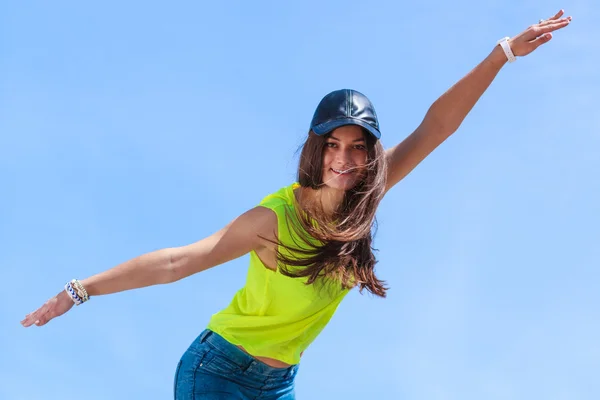 Porträt eines unbeschwerten Teenagers im Freien. — Stockfoto