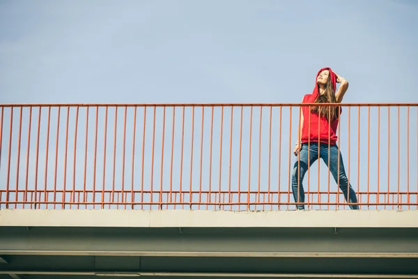 市内の橋の上の女の子. — ストック写真