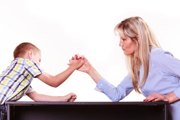 母亲和儿子手臂摔跤坐在桌上. — 图库照片