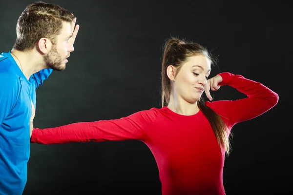 Man man misbruik vrouw vrouw. Geweld. — Stockfoto