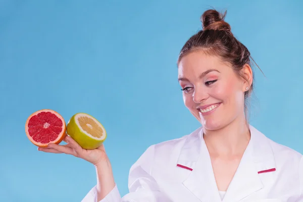 Happy dietitian nutritionist with grapefruits. — Stock Photo, Image