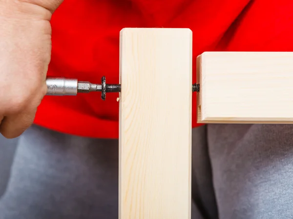 Montage von Holzmöbeln mit dem Schraubenzieher. diy. — Stockfoto