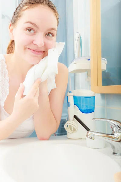 Mulher lavar o rosto com água limpa no banheiro — Fotografia de Stock