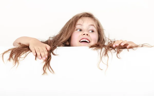 Kleines Mädchen mit langen Haaren hält leeres Banner. — Stockfoto