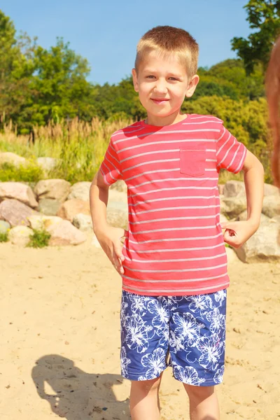 Ritratto di ragazzo all'aperto in estate . — Foto Stock