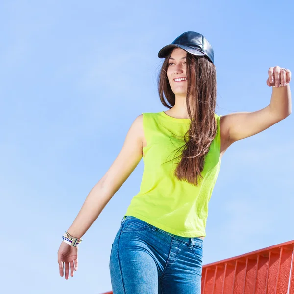 Portret van mooie tiener meisje buiten. — Stockfoto