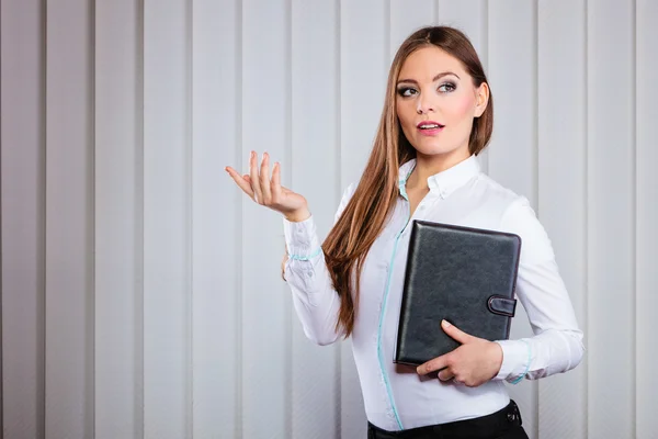 Jonge vrouw kantoor werknemer houden geval met bestanden. — Stockfoto
