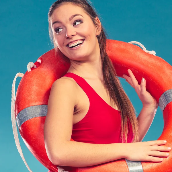 Rettungsschwimmerin mit Rettungsring im Einsatz. — Stockfoto