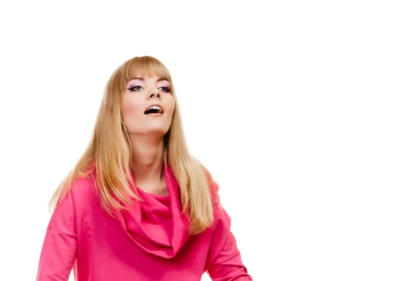 Blondýny módní žena v růžové halence — Stock fotografie