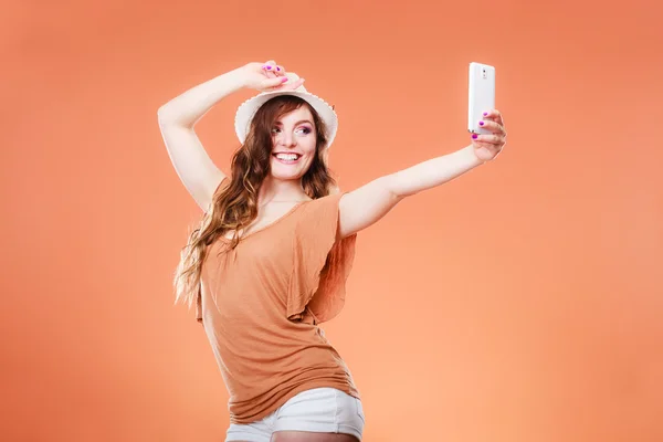 Mujer tomando auto foto con la cámara del teléfono inteligente —  Fotos de Stock