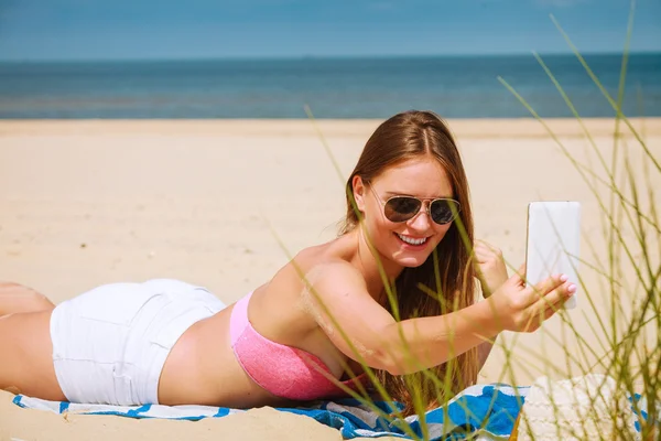 Glad tjej med selfie foto på stranden. — Stockfoto