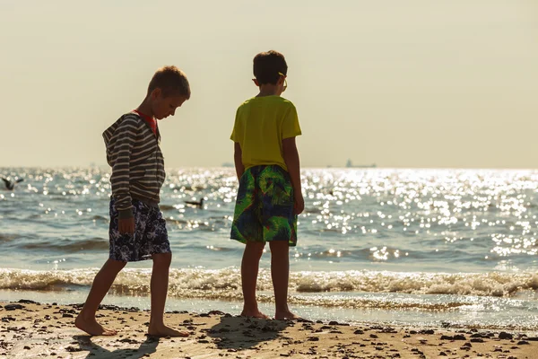 Crianças brincando ao ar livre na praia . — Fotografia de Stock