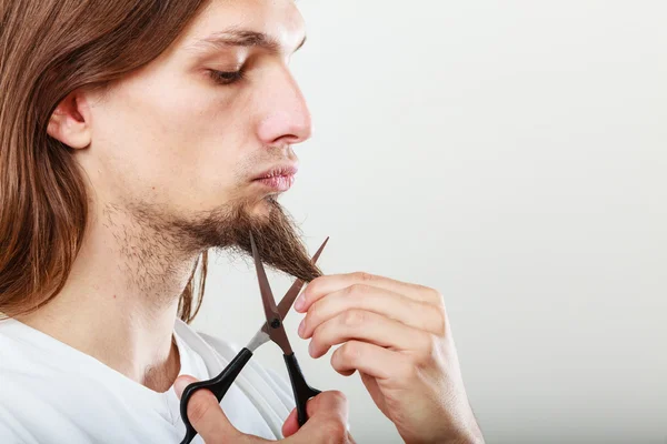 Чоловік розрізає бороду — стокове фото