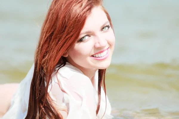 Sensual menina pano molhado na água na costa. — Fotografia de Stock