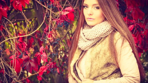 Nő divat lány kellemes őszi park séta — Stock Fotó