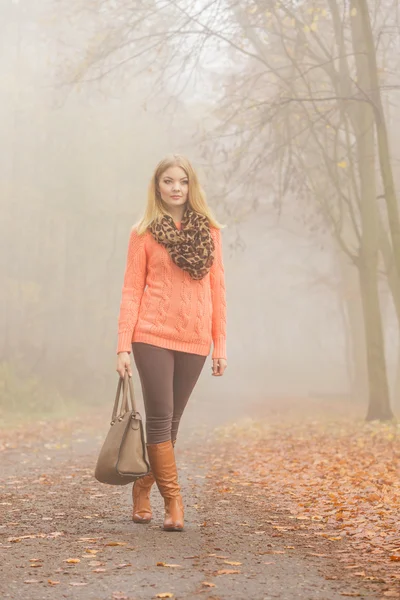 Sonbahar parkta poz çanta ile kadın moda — Stok fotoğraf