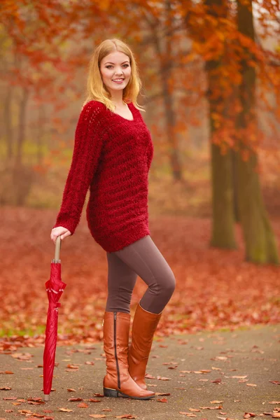 Fashion woman with umbrella relaxing in fall park. — Stock Photo, Image